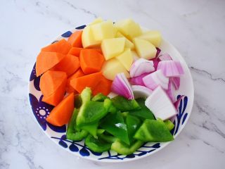5、三汁焖锅,土豆去皮洗净切成小块，胡萝卜去皮洗净切成小块，洋葱洗净切成小块，青椒去籽洗净切成小块