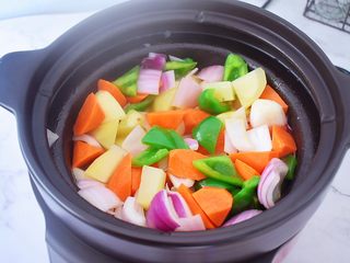 7、三汁焖锅,翻炒片刻