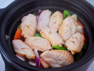 8、三汁焖锅,把腌制好的鸡翅放入