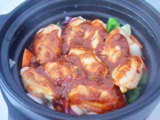 9、三汁焖锅,然后淋入刚才调好的酱汁