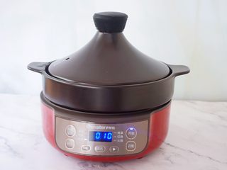 11、三汁焖锅,盖上锅盖焖熟即可