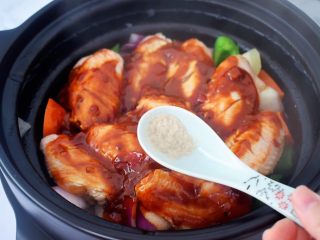 10、三汁焖锅,撒上小半勺胡椒粉