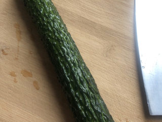 1、凉拌腐竹黄瓜,准备一根黄瓜，清洗干净。