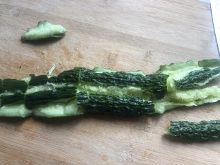 2、凉拌腐竹黄瓜,用刀背把黄瓜拍碎。