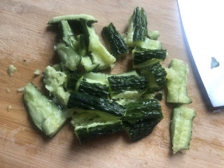 3、凉拌腐竹黄瓜,再该刀切小。