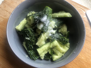 4、凉拌腐竹黄瓜,装入碗中，加适量盐。
