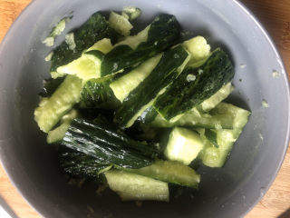 5、凉拌腐竹黄瓜,翻拌均匀腌制一会让其入味。