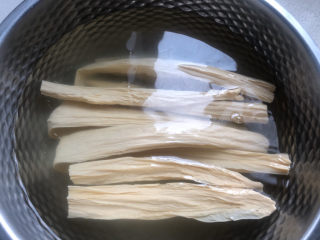 6、凉拌腐竹黄瓜,腐竹提前用冷水浸泡。