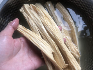 7、凉拌腐竹黄瓜,中途可以换一次水，跑到腐竹变得柔软就可以了。