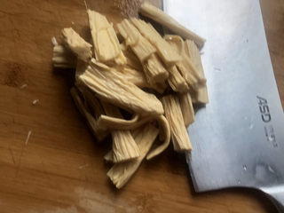 8、凉拌腐竹黄瓜,该刀切成寸段。