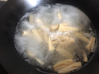 9、凉拌腐竹黄瓜,锅里水开放入腐竹焯水，可以去掉豆腥味。