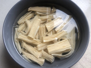 10、凉拌腐竹黄瓜,捞出放凉水里冷却。