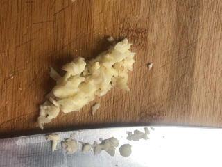 11、凉拌腐竹黄瓜,切点蒜蓉备用。