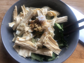 12、凉拌腐竹黄瓜,腐竹控干水分和黄瓜放一起，加入调味品。