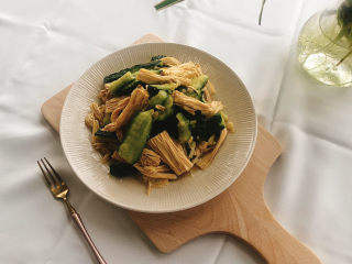 15、凉拌腐竹黄瓜,成品图。