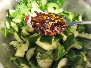 11、爽口开胃小菜～拍黄瓜,辣椒油一汤匙。