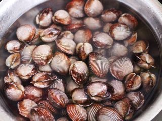 3、蒜蓉菠菜拌毛蛤,把冲洗干净的毛蛤，再用清水浸泡半个小时后冲洗干净。