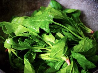 9、蒜蓉菠菜拌毛蛤,另起锅倒入适量的清水，烧开后放入洗净的菠菜。