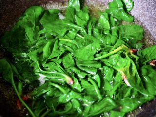 10、蒜蓉菠菜拌毛蛤,把菠菜焯至变色断生时，捞出沥干水份备用。
