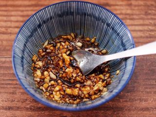 13、蒜蓉菠菜拌毛蛤,加入生抽和白糖，再放入老醋和芝麻油，搅拌均匀就可以了。