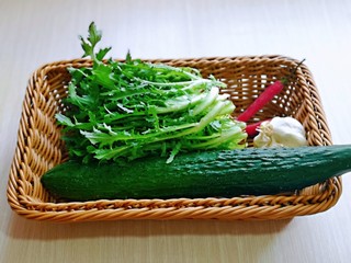 1、蒜泥黄瓜,准备食材。