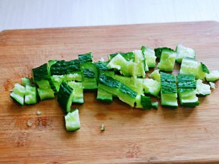 2、蒜泥黄瓜,黄瓜洗干净,用刀身拍扁,再切块。
