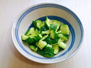 3、蒜泥黄瓜,放入器具中备用。