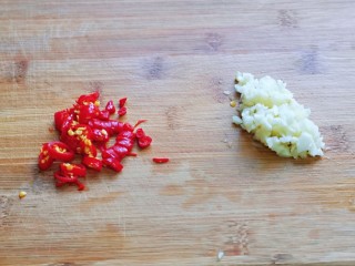 4、蒜泥黄瓜,大蒜去皮切碎,辣椒洗干净切段。