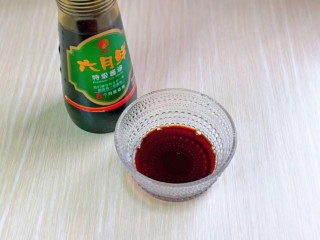 6、蒜泥黄瓜,再加入酱油,芝麻油。