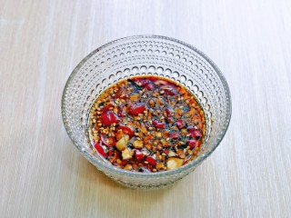 7、蒜泥黄瓜,辣椒与蒜蓉放入碗中搅拌均匀。