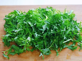 8、蒜泥黄瓜,苦菊盐水泡8分钟,之后淋干水分,放砧板上切两刀。