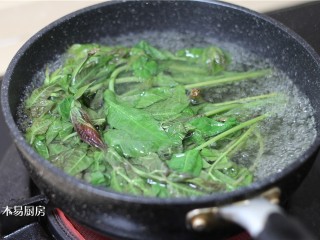 7、香椿拌豆腐,香椿用开水焯一下。