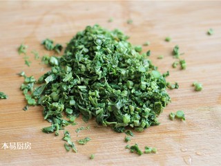 10、香椿拌豆腐,将香椿切成碎末，越碎越好。因为这样香椿碎裹在豆腐丁上，口感很好。