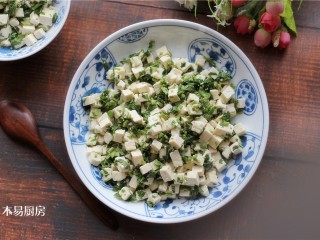 15、香椿拌豆腐,装盘盛出。