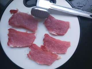 2、菠萝咕咾肉,先把肉切成厚片，用松肉捶正反面都捶一下