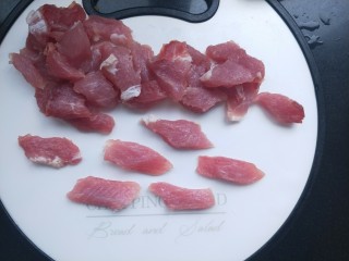 3、菠萝咕咾肉,然后切成菱形小块