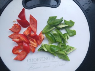 7、菠萝咕咾肉,青红椒切菱形块