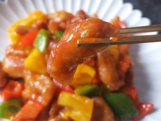 24、菠萝咕咾肉,菠萝咕咾肉又叫咕噜肉。是一道广东传统名菜。