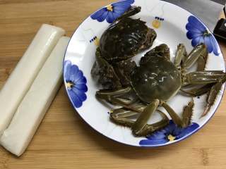 1、香辣蟹炒年糕,准备好材料。