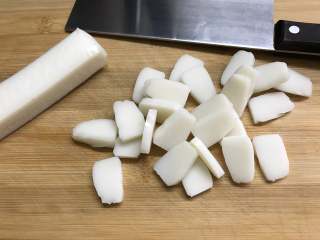 2、香辣蟹炒年糕,水蘑年糕切成厚薄均匀的片。