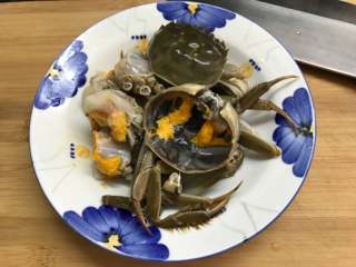 3、香辣蟹炒年糕,大闸蟹洗净，去腮、胃、肠、心后切成小块。