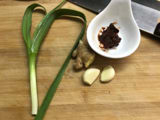 4、香辣蟹炒年糕,准备好配料。