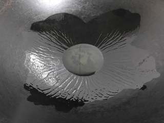 5、香辣蟹炒年糕,锅中放适量油。