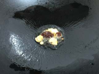 7、香辣蟹炒年糕,放入郫县豆瓣酱炒出红油。