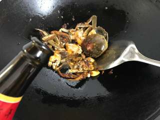 9、香辣蟹炒年糕,放入适量料酒和老姜去腥。