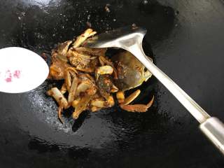 10、香辣蟹炒年糕,加1小撮盐翻炒均匀。