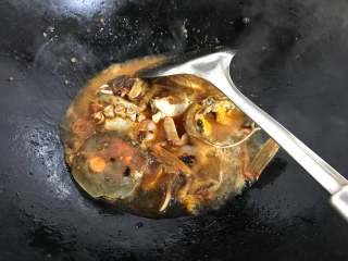 11、香辣蟹炒年糕,加入适量的开水煮3分钟。