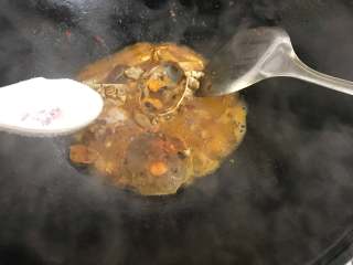 12、香辣蟹炒年糕,差不多入味时加入适量糖调味。