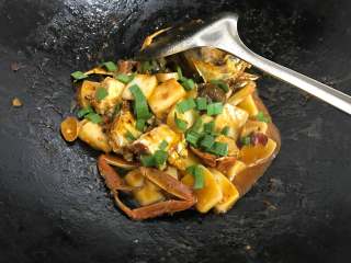 14、香辣蟹炒年糕,出锅前撒入青蒜叶。