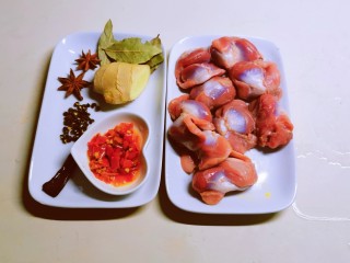 1、泡椒鸡胗,食材准备好